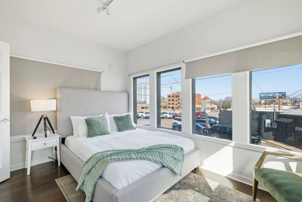 Central 3BR Apt Minutes to Downtown Parking