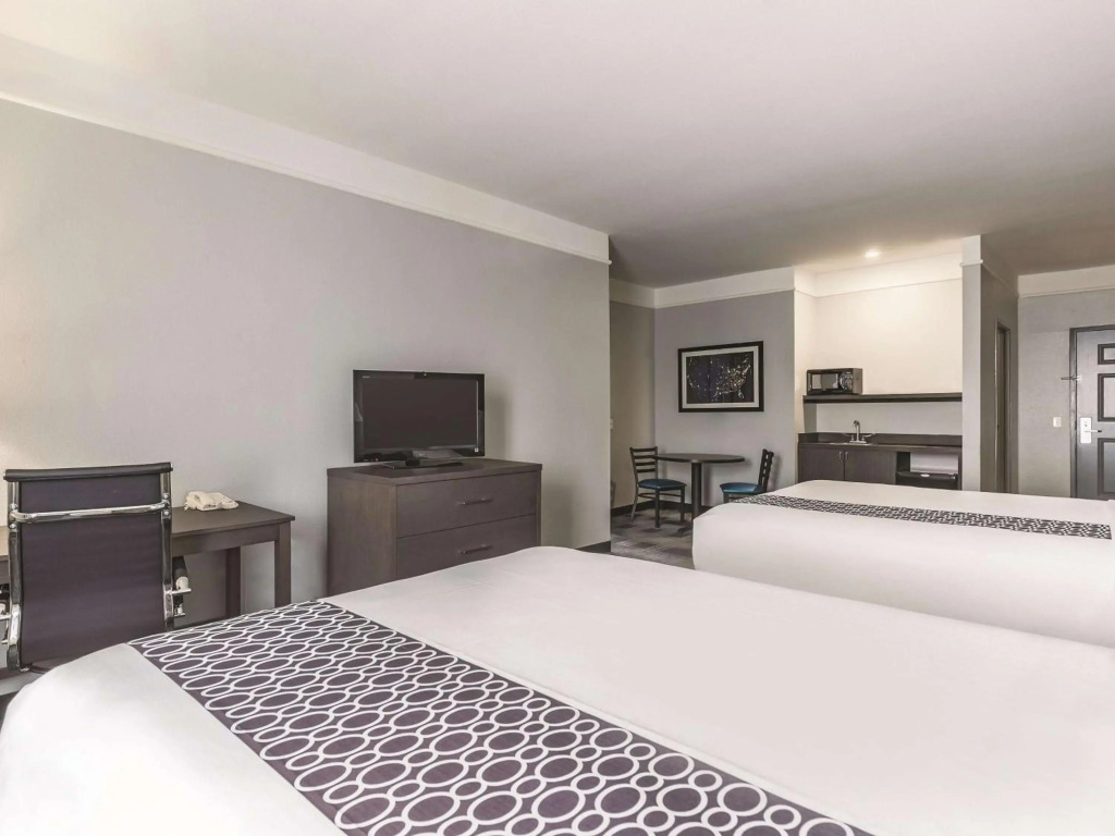 Platinum Inn & Suites Webster
