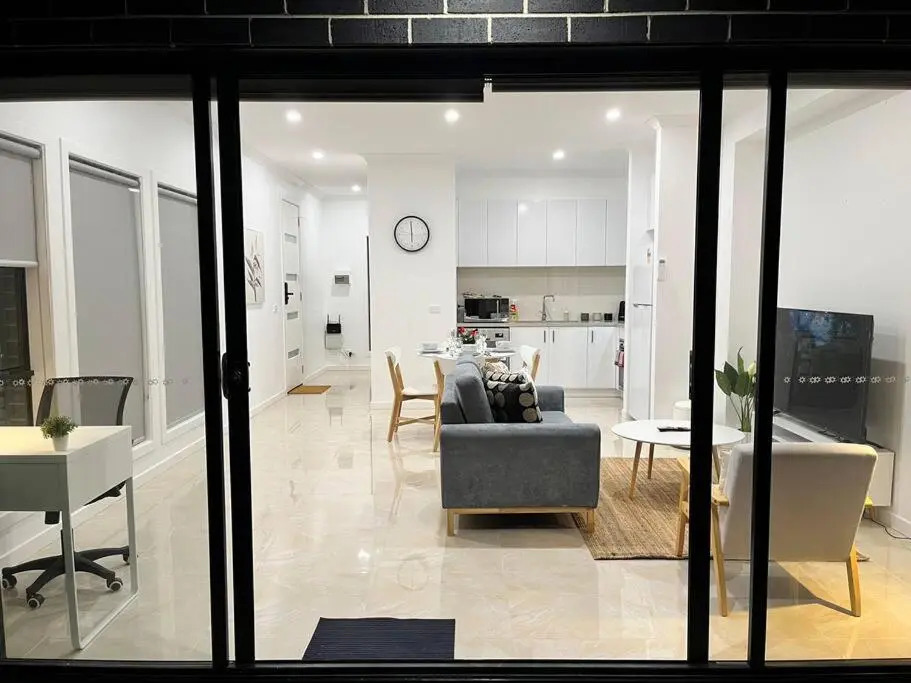 Brand New Modern 2 BR Guesthouse at Airport!