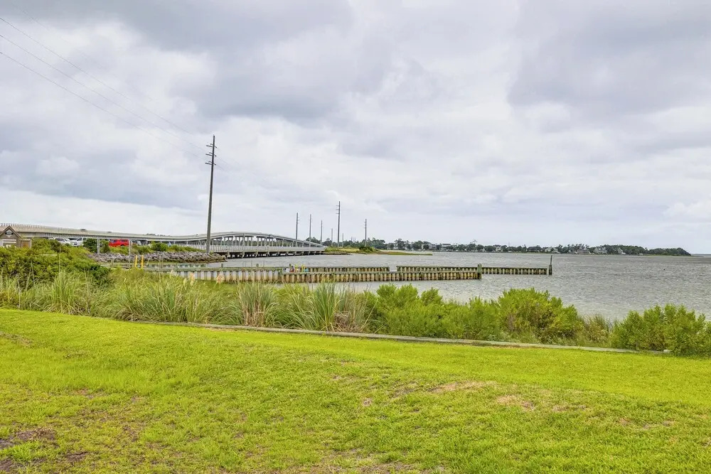 Harkers Island Getaway w/ Deck: Near Cape Lookout!