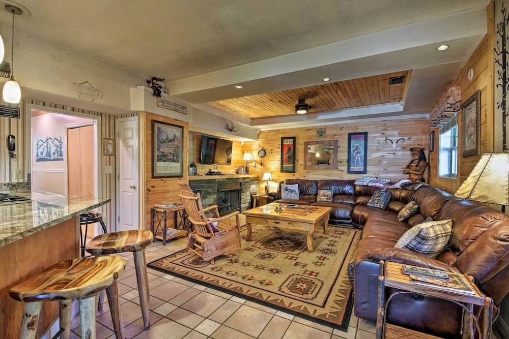 Tenn River Cabin w/ Hot Tub - 10 Mi to Chattanooga