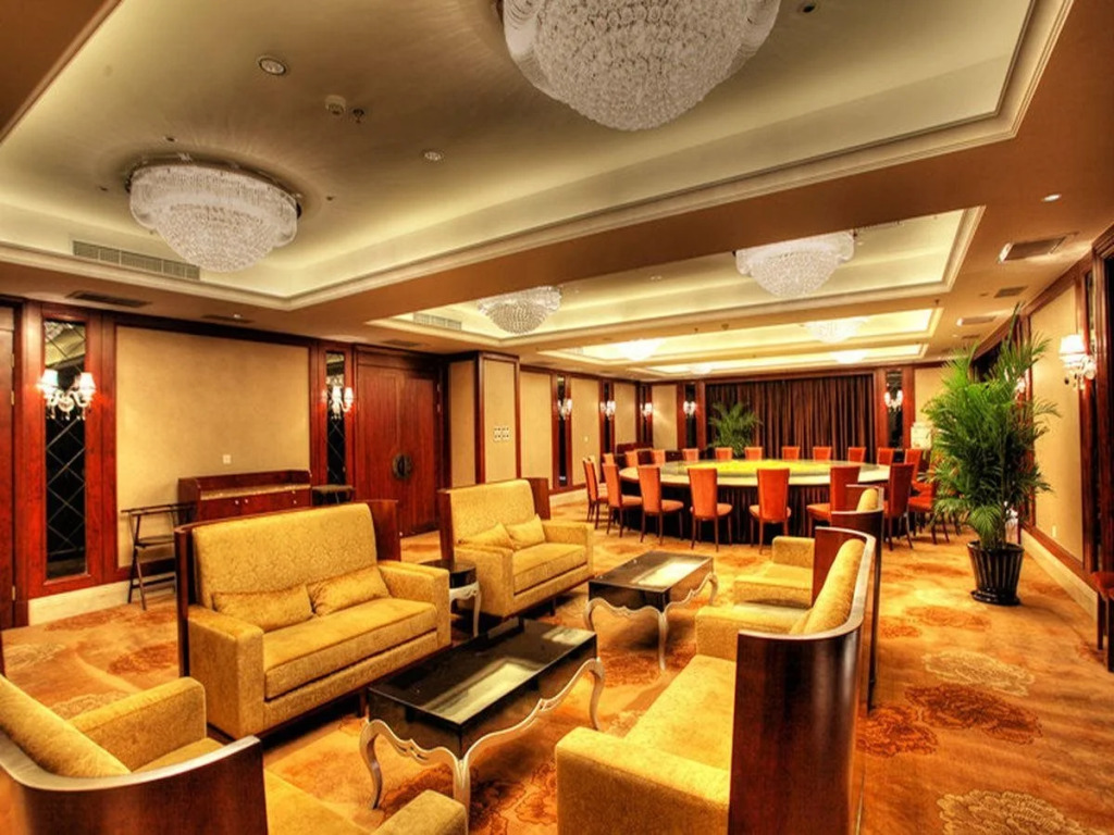 Longqi Jianguo Hotel