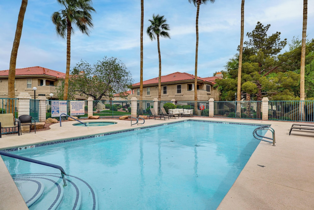 Long-term Ready! Green Valley Condo w/ Pool Access