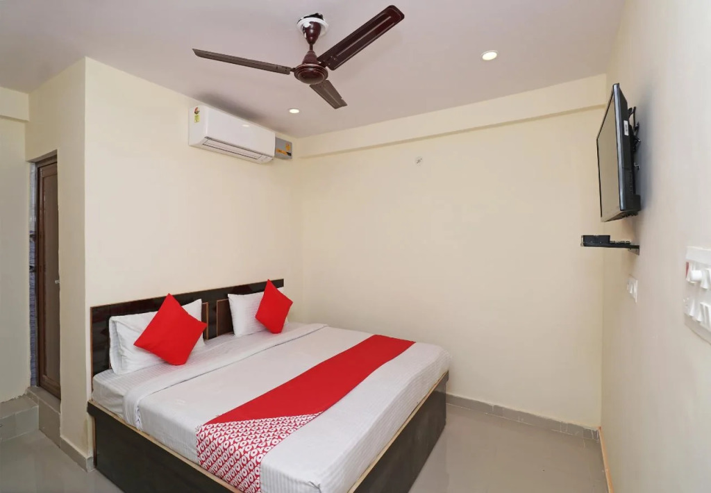 Anmol Plaza by OYO Rooms