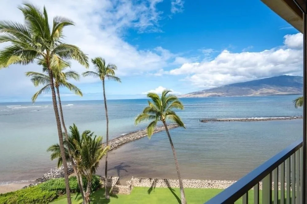 Menehune Shores, #517 1 Bedroom Condo by RedAwning
