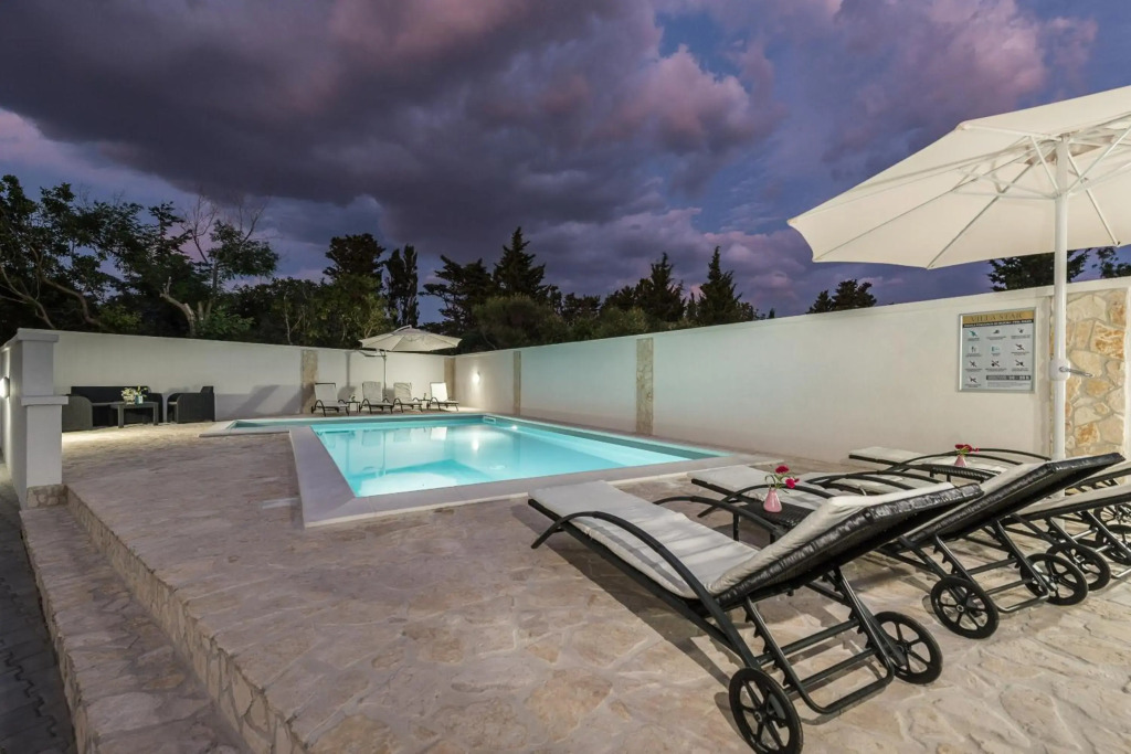 Villa Star 1 luxury apartment with a pool