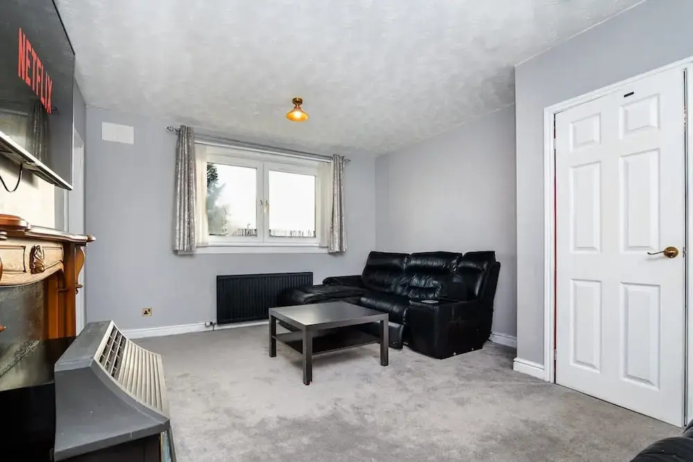 4 Bedroom House - Free Parking