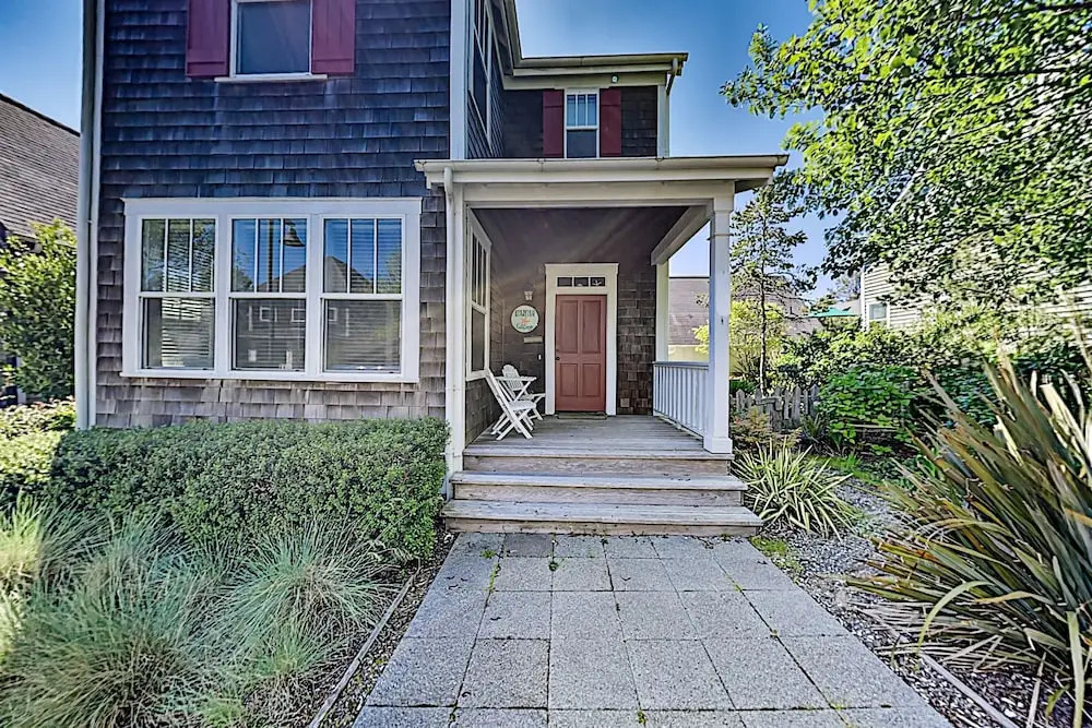 2751 SW Beach Ave Home 3 Bedrooms 2.5 Bathrooms Home