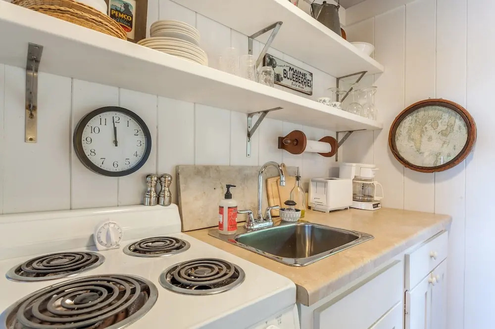 Chic Boothbay Harbor Studio Cabin by RedAwning
