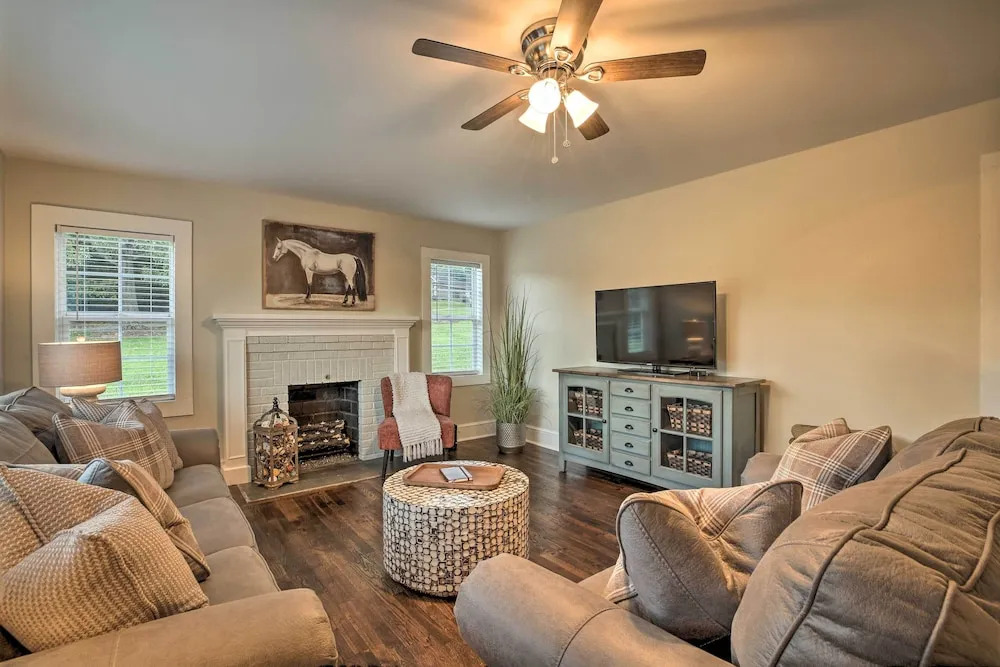 Idyllic Getaway w/ Deck ~ 4 Mi to Dtwn Athens
