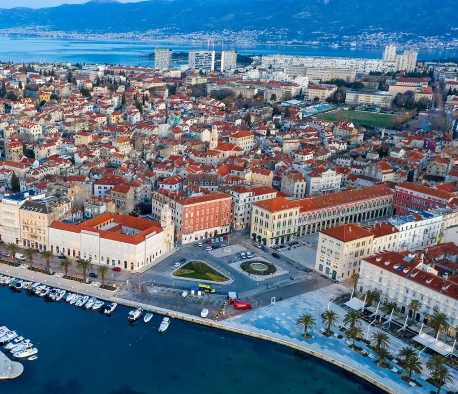 4 Bedroom Beach Front Home In Split