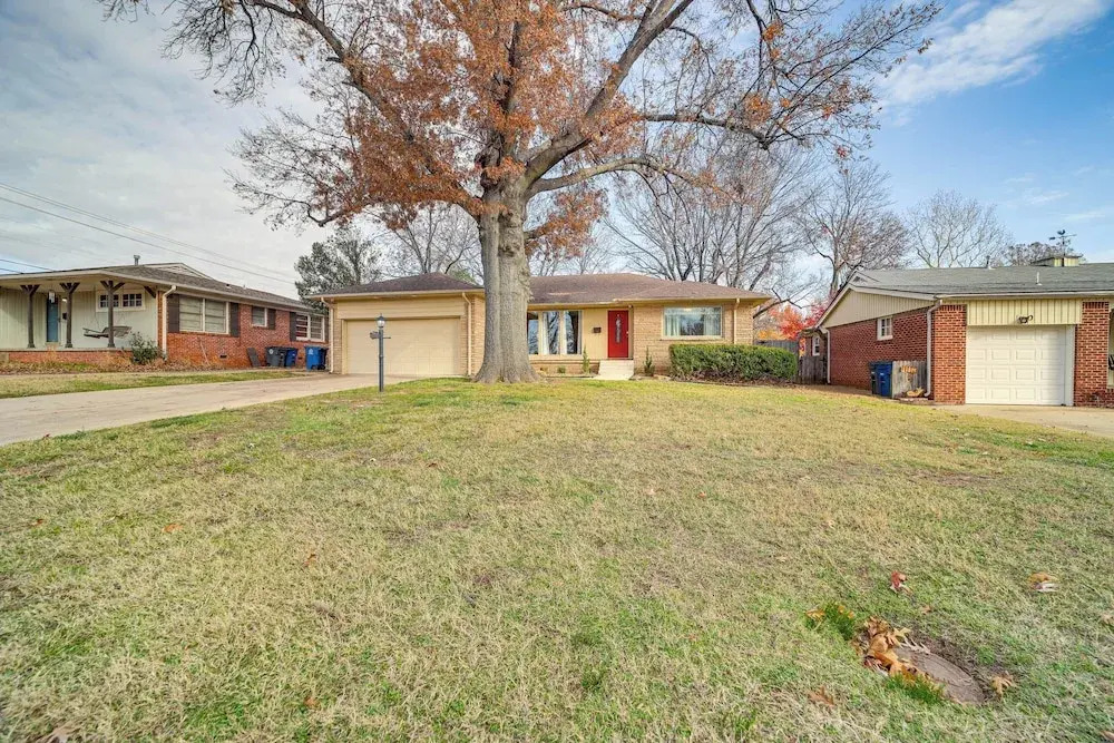 Tulsa Home 5 Mi to Downtown: Groups Welcome!