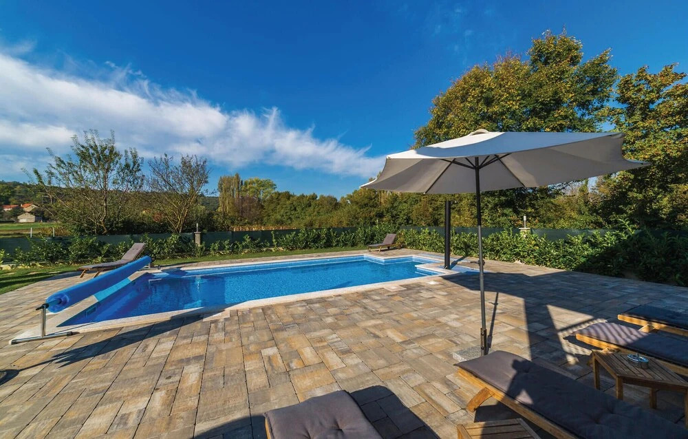 Amazing Home in Trilj with Hot Tub, WiFi & 4 Bedrooms
