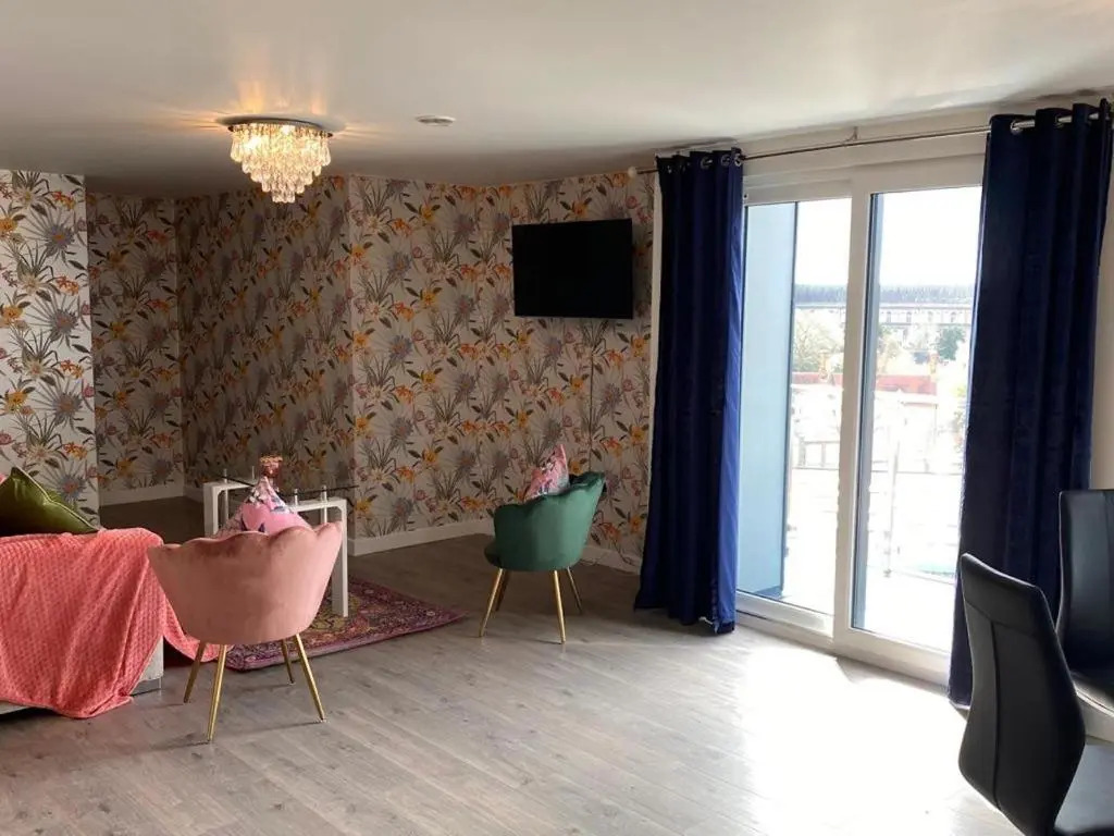 Central 2 bed Newly built DUPLEX Penthouse with FREE Gated, On-site Parking, Lift access, Self Check-in, SUPER Fast WIFI, TWO City view Terraces & Sleeps 6