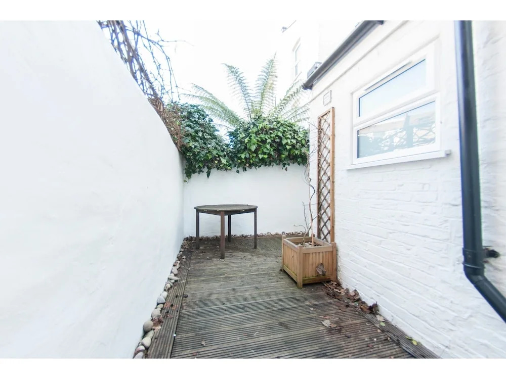 Tranquil 1BR Garden Flat for 2 in Trendy Battersea