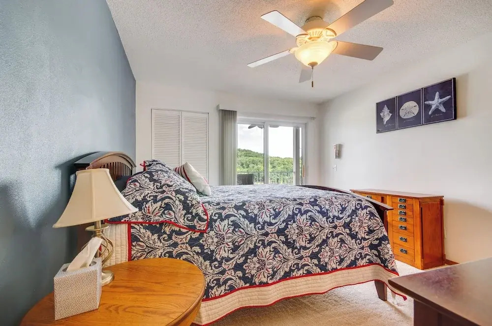 Cozy Lake Ozark Condo Rental w/ Grill, Pool Access