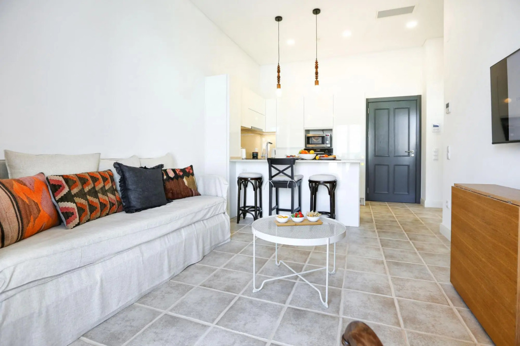 Hot Breeze Apartment