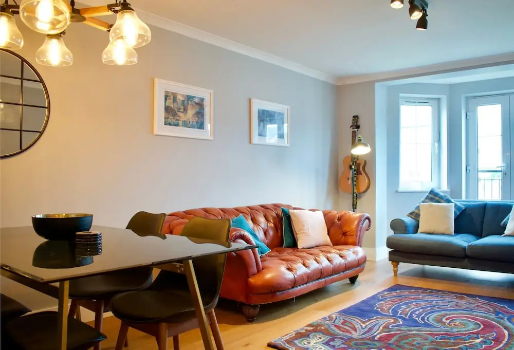 Large 2 Bedroom Flat in Leith With Free Parking