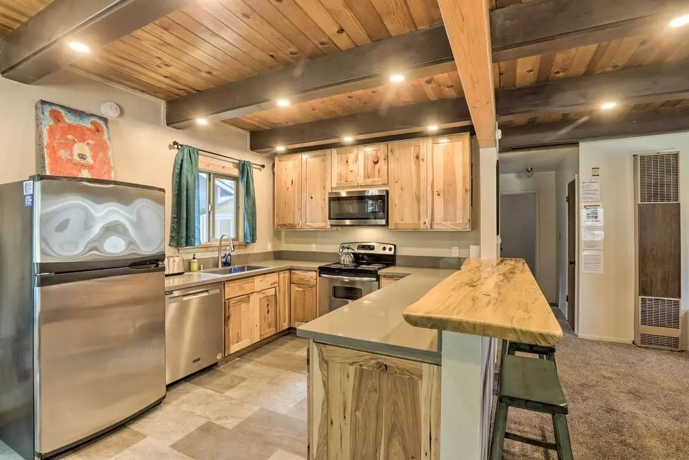4-season Tahoe Hideaway: 1 Block to Biking!