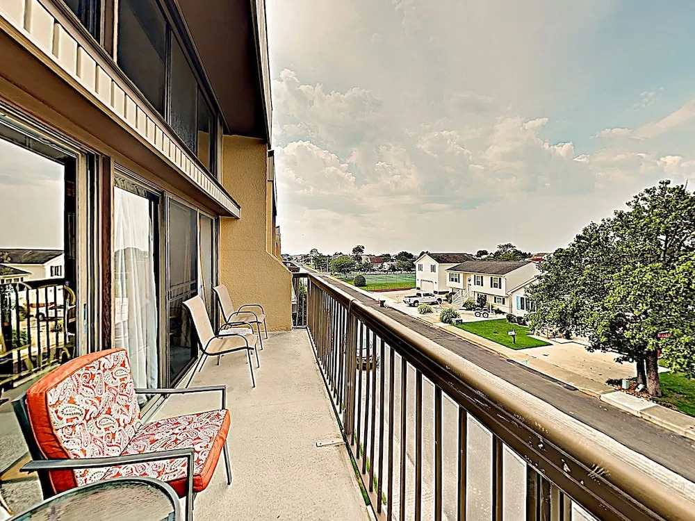 New Listing! Coastal W/ Pool - Walk To Beach 3 Bedroom Condo
