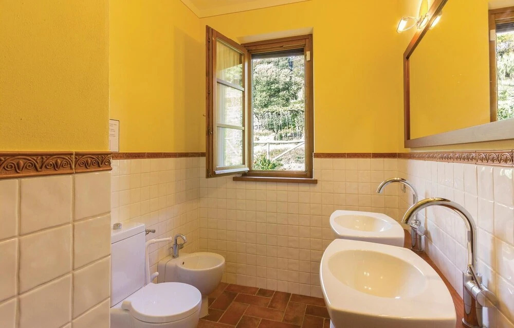 2 Bedroom Nice Home In Camaiore Lu