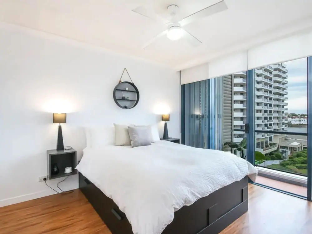 Modern 2 Bedroom River View Apartment in Docklands
