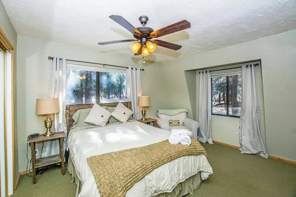 88 Acres Cottage in Big Bear w HotTub