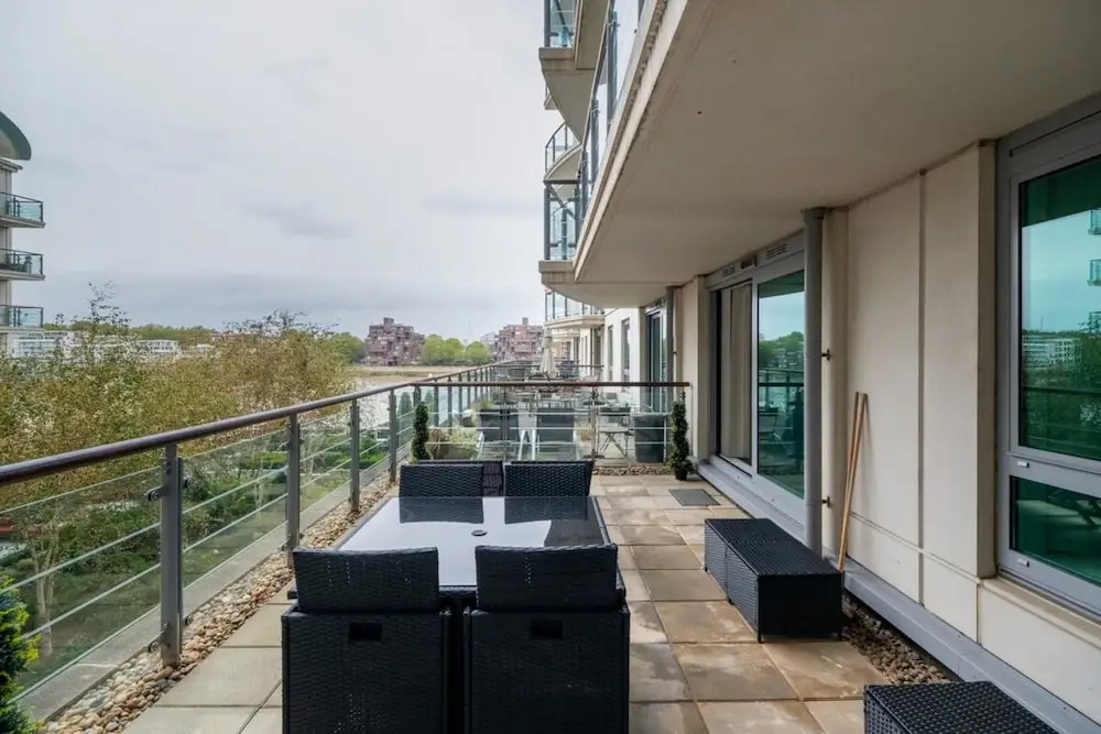 Central 2BD Flat w/ River View Balcony - Vauxhall!