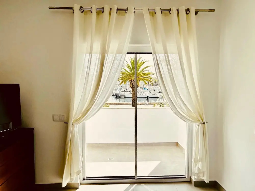 Lagos Marina View apt on Main Avenue Near Beaches