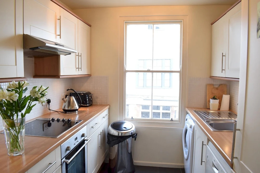 Light And Spacious Home In Battersea Square