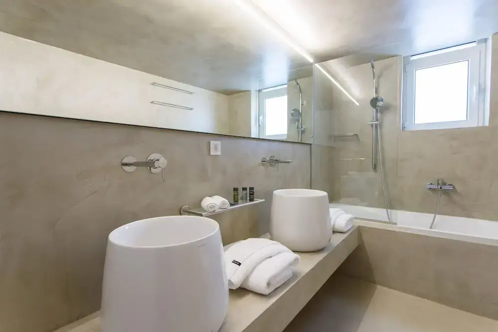 Beachfront Modern Property With 2 Outdoor hot Tubs Only 300m From Restaurants Shops