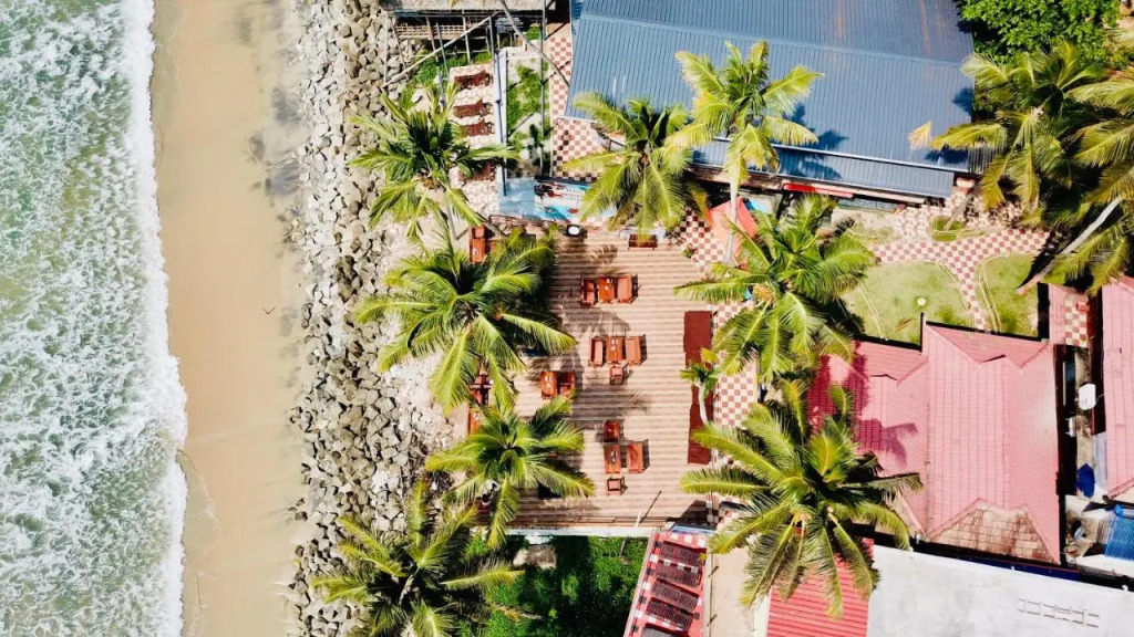 Black Beach Resort