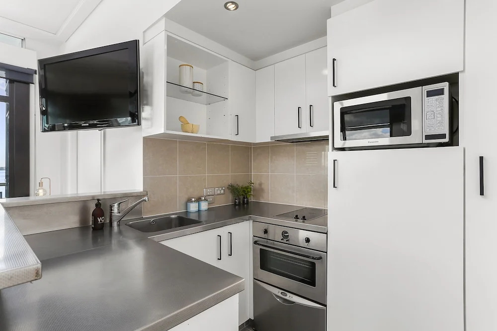 Bright Modern One Bed Marina Penthouse - by Urban Butler