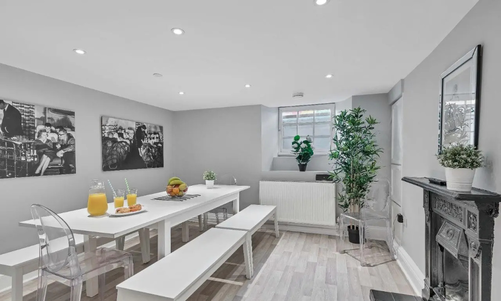 Central Pier Place | Large Group House | 20 metres from the Pier and beach