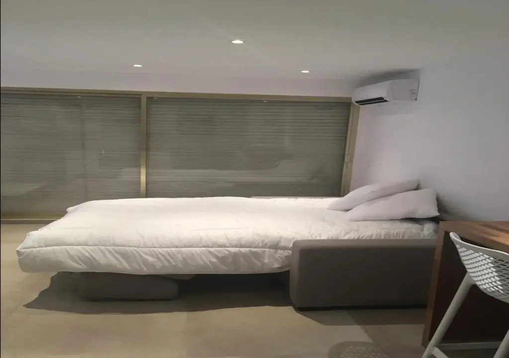Très beau studio avec terrasse, situé à 100m des plages de Juans les pins