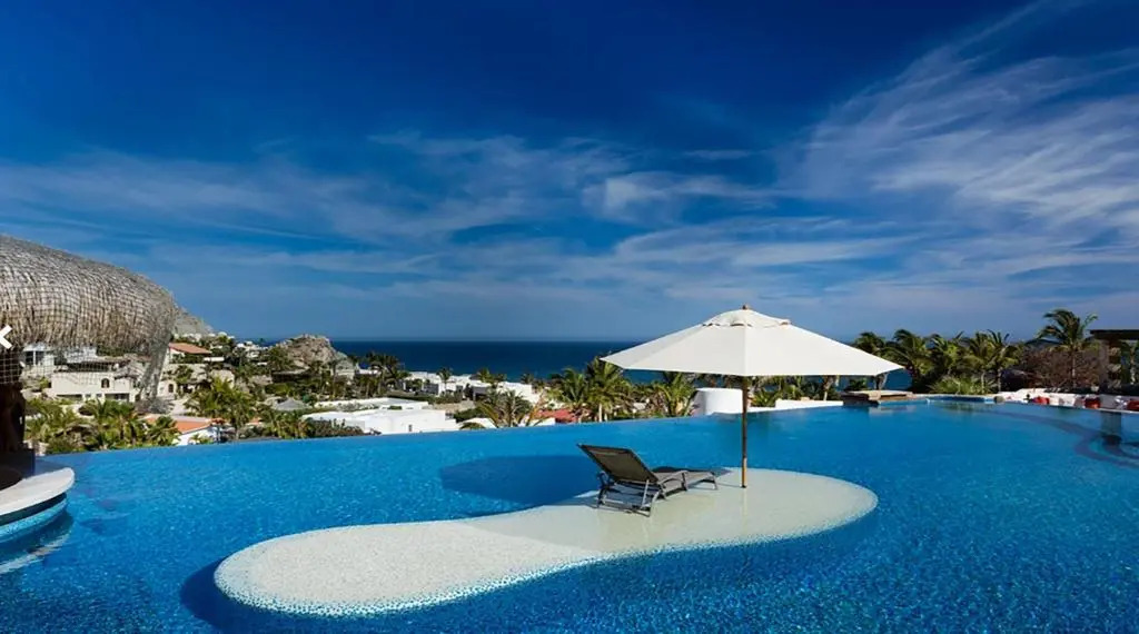 Ultra Luxury Villa with Premium Linens, Gym, Immense Pool, & 5 min Taxi to Downtown