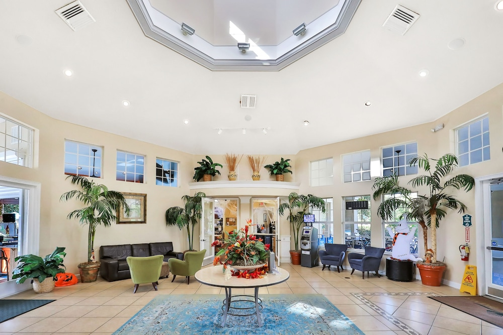 Resort Condo With Pools, hot Tub, Game Room, Tennis, Gym, Balcony, AC, & W/D