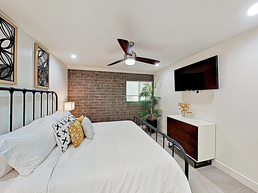 4917 Scottsdale - 2 Br Condo