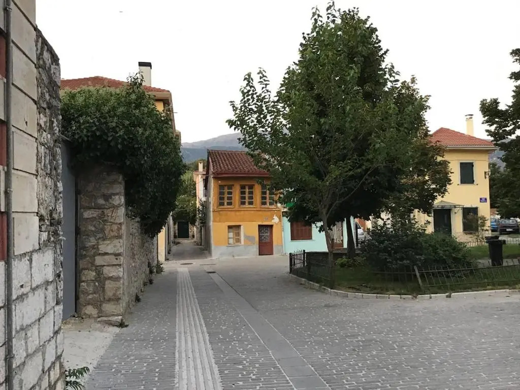 Cozy Central Courtyard Home (By The Lake)