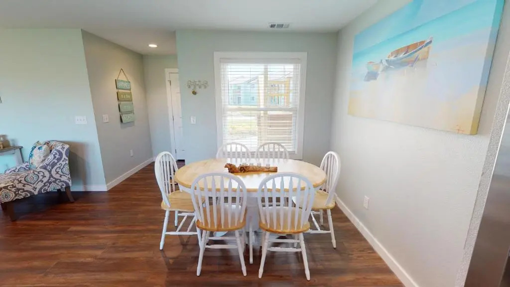 AH-D115 Newly Remodeled First Floor Condo, Shared Community Pool & Hot Tub