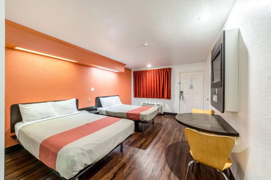 Motel 6 San Antonio, TX - Frost Bank Center