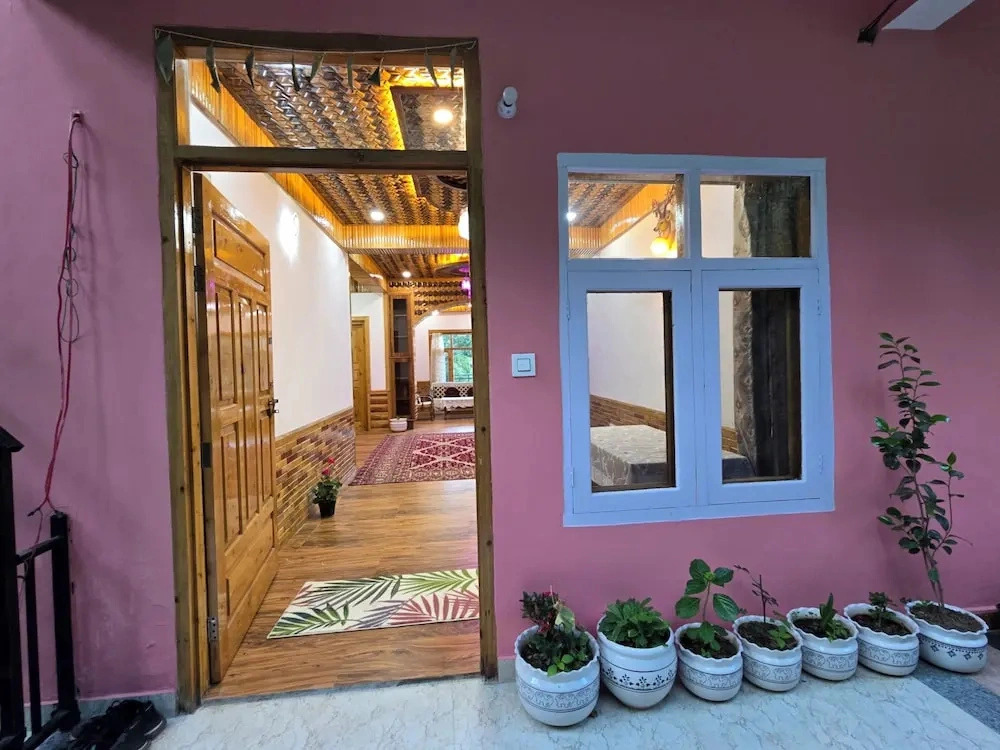 The Wooden Nook Chail
