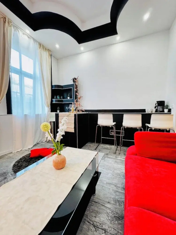Budget 1BR Apt with Living Room AKH