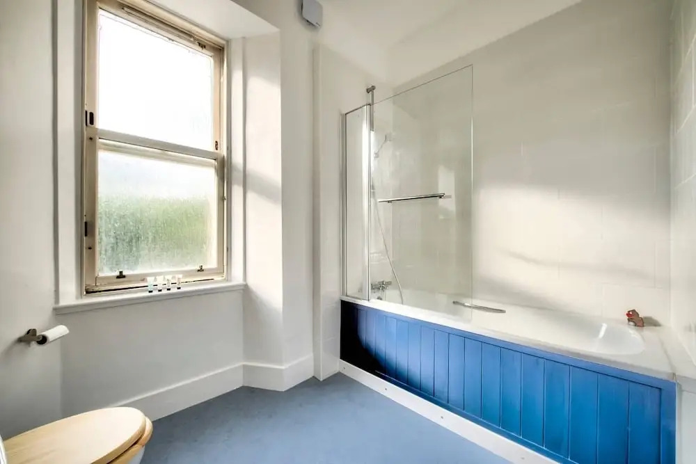 Colourful West-end Apartment - 2 Double Bedrooms 4 Guests!