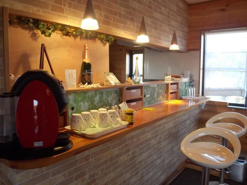 HEARTLAND HOUSE - Female Only & Couple Only