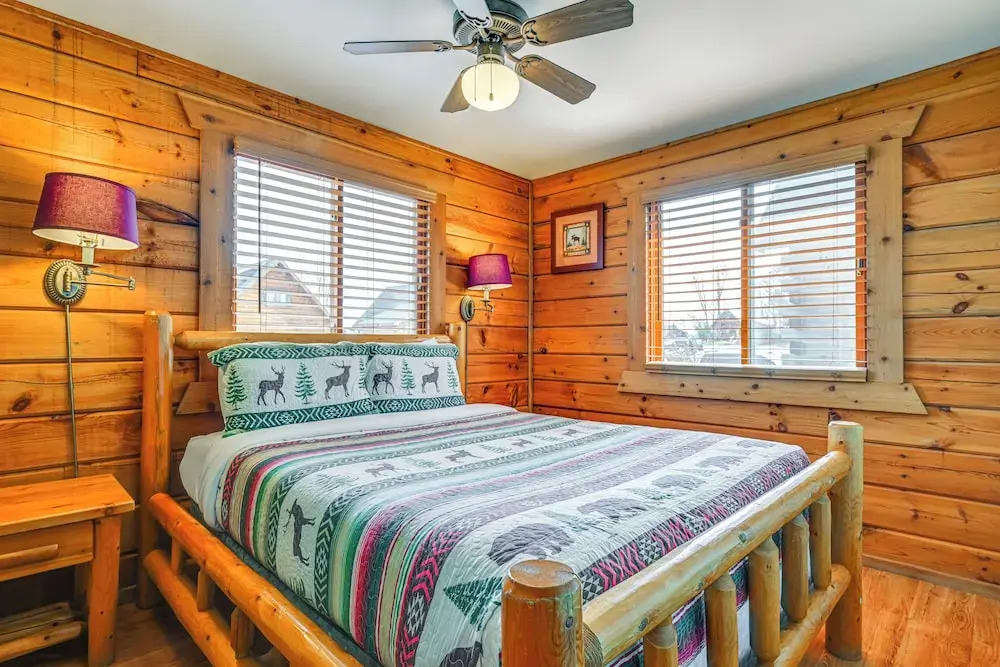 Resort Cabin w/ Lake Access in Central Warrens!