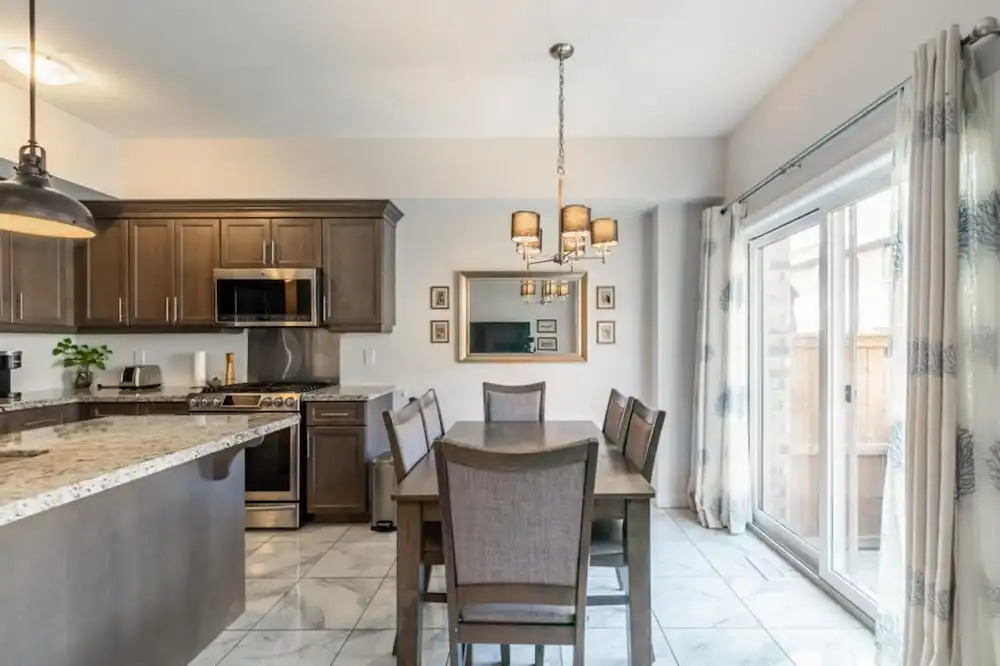 Modern Lakeshore 3BR 3BA TH Free Parking BBQ