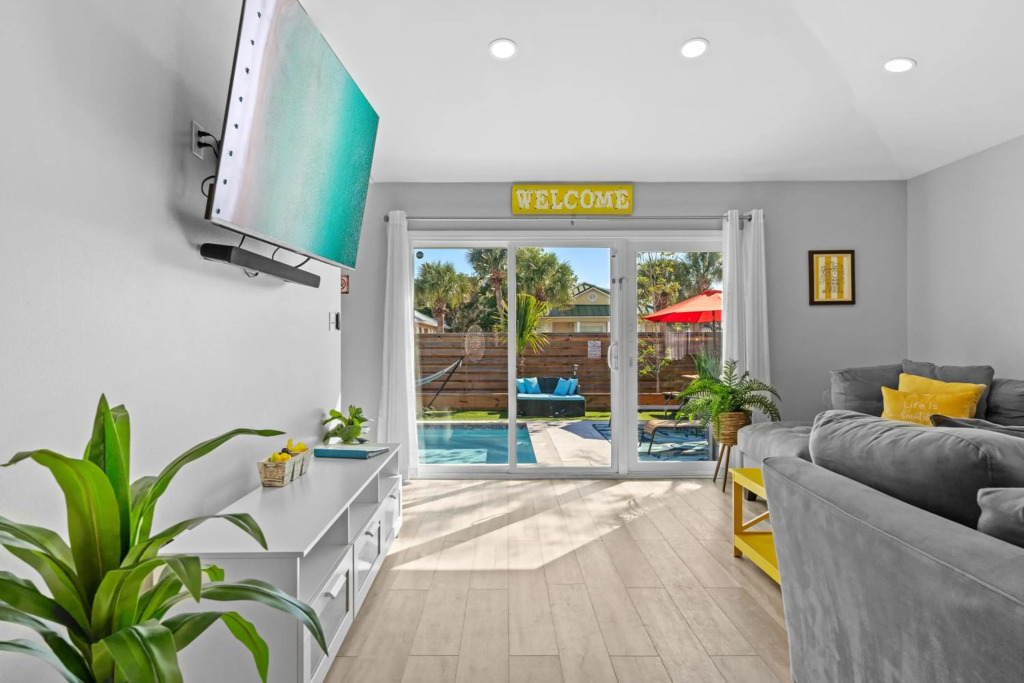 Luxurious Beach House, Private heated pool, Dedicated office, Mins walk to Beach & shops