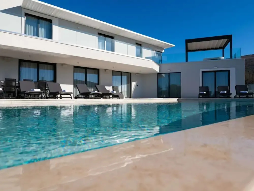 Stylish Stay With Hot Tub