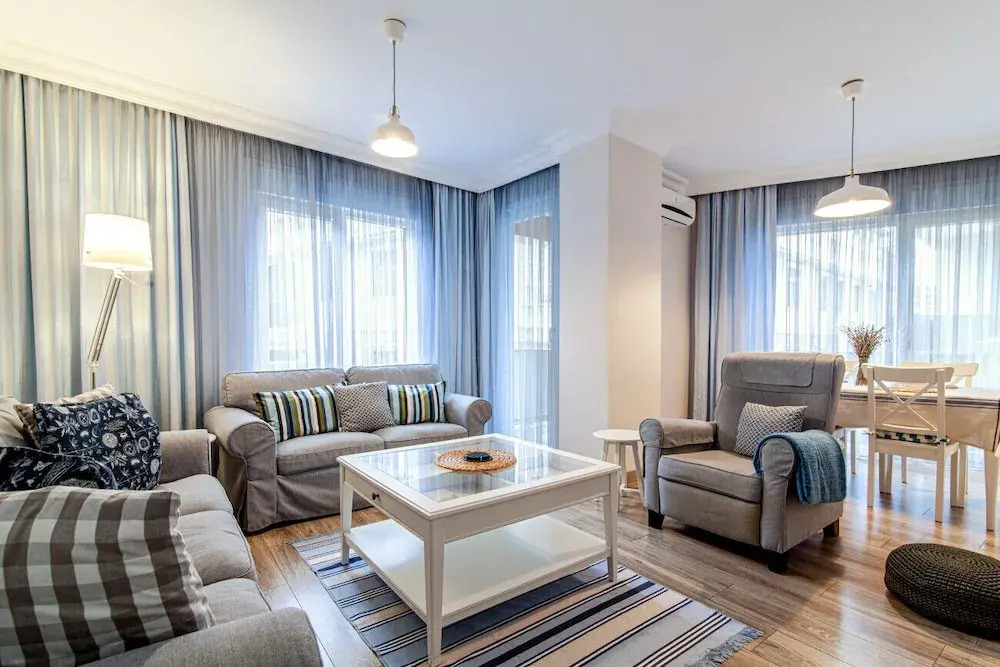 Vibrant and Central Flat with Balcony in Maltepe